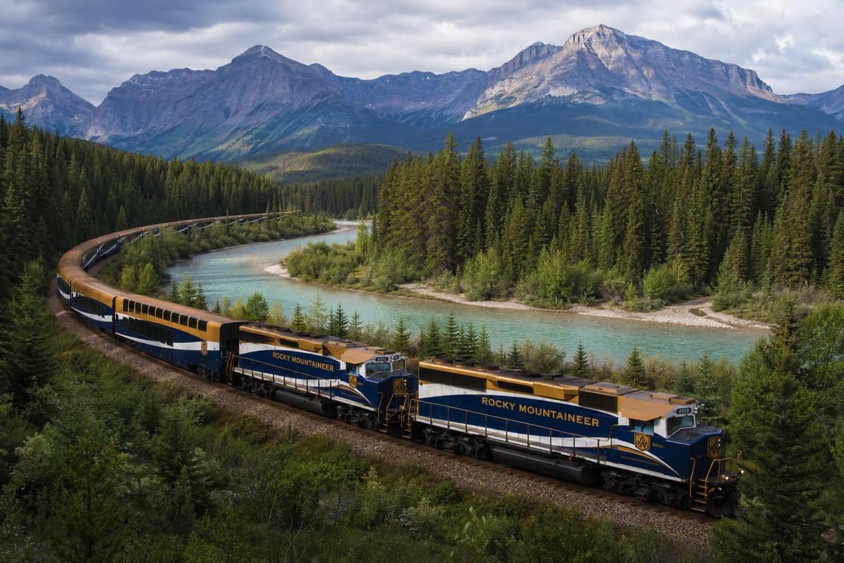 Rocky Mountaineer — Vancouver ↔ Banff